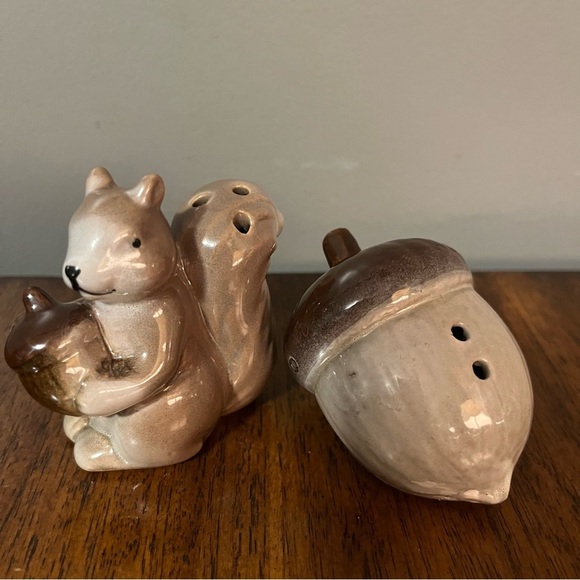 vintage squirrel and acorn salt and pepper shaker set. - Picture 1 of 9